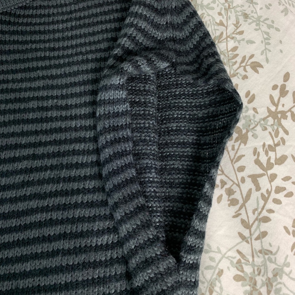 π« Sweater - Picture 3 of 4